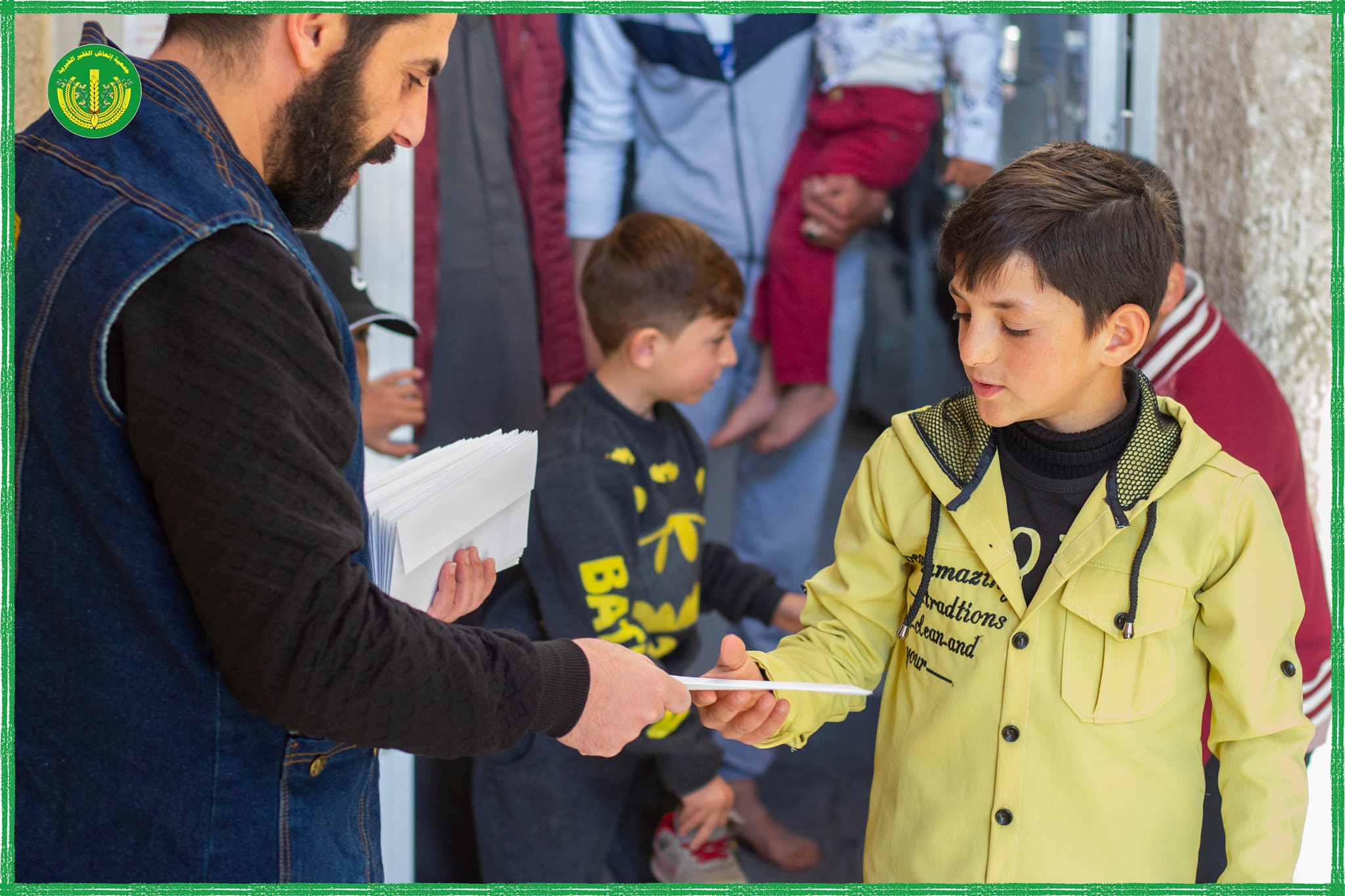 توزيع عيديات للأطفال بعد صلاة العيد 😍